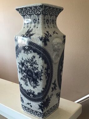 Chinoiserie Black & White Crackle Finish Floral Lions Vase
